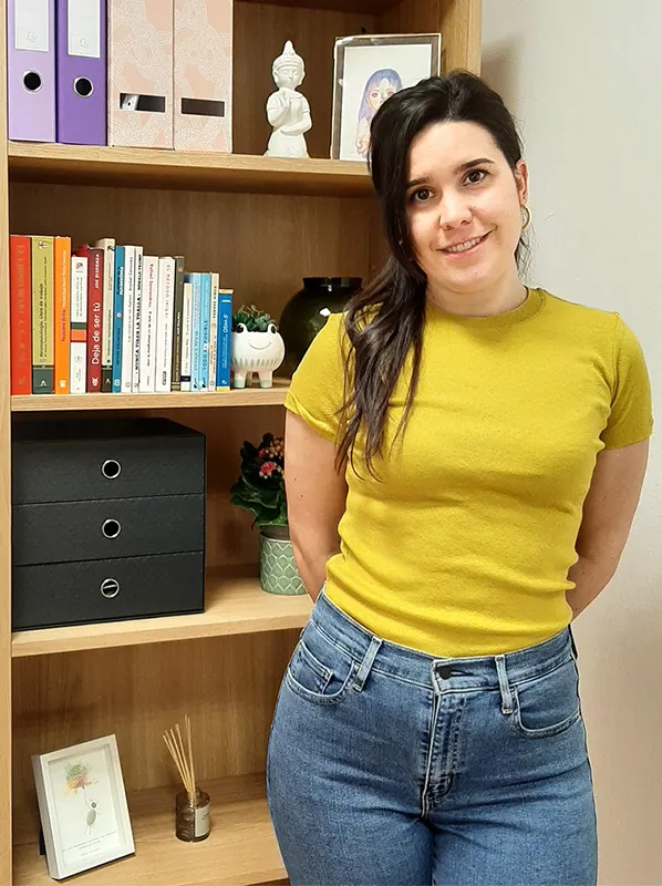 Irene Arilla posando delante de estantería