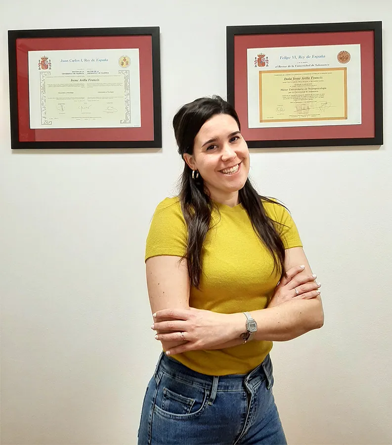 Irene Arilla posando delante de sus títulos