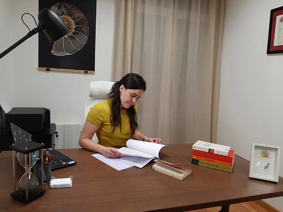 Irene Arilla leyendo documentos