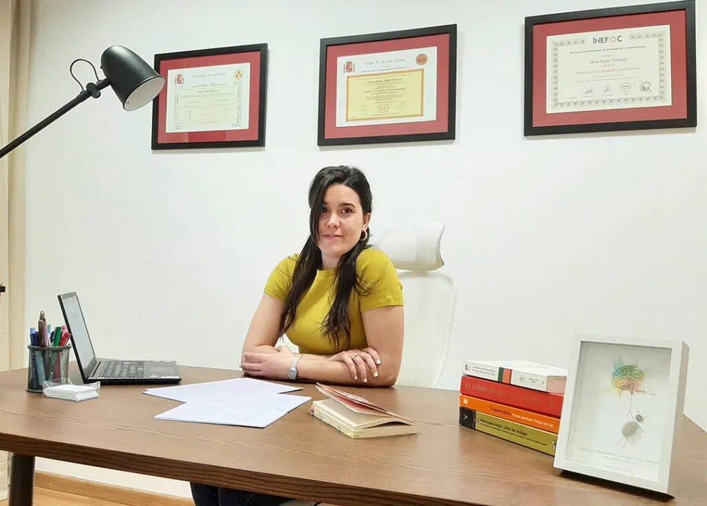 Irene Arilla en su escritorio con sus títulos detrás