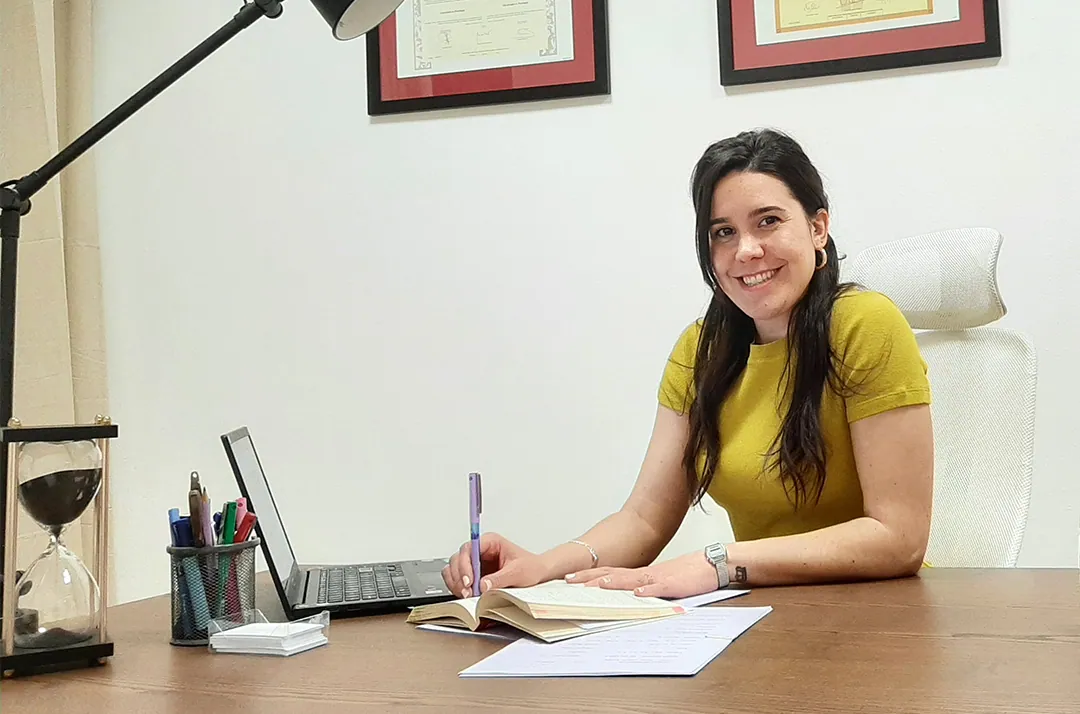Irene Arilla en su escritorio sonriendo a cámara