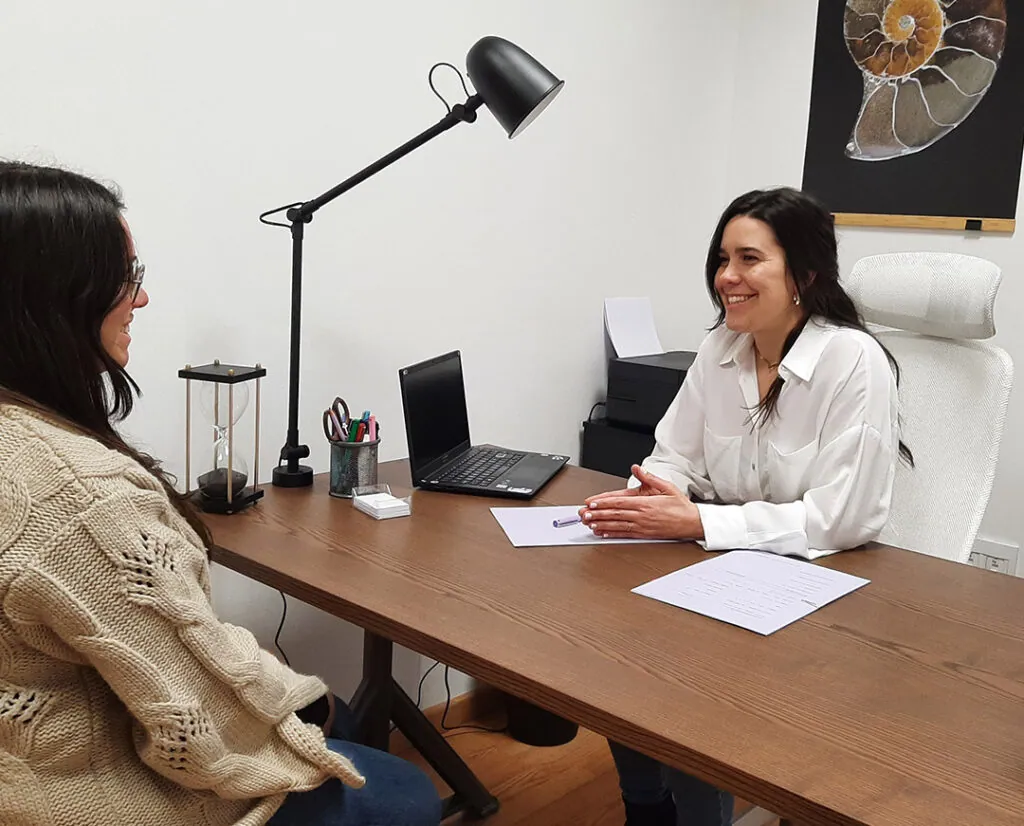 Irene Arilla con paciente en su consulta