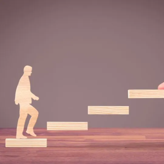 Ilustración de figura humana subiendo escalera