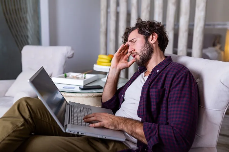 cansancio extremo por ansiedad hombre agotado trabajando en casa