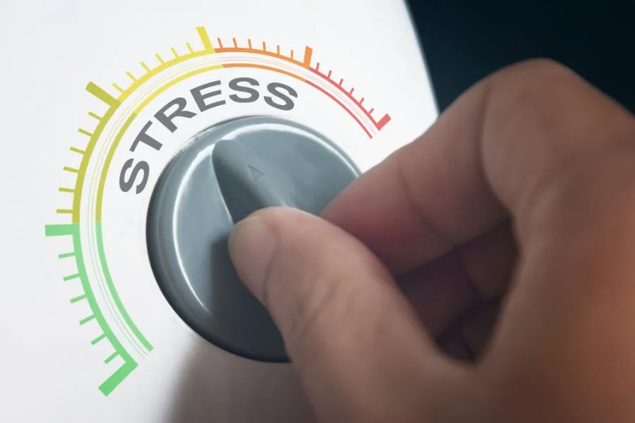 como medir el cortisol en casa representado con un indicador de niveles de estrés