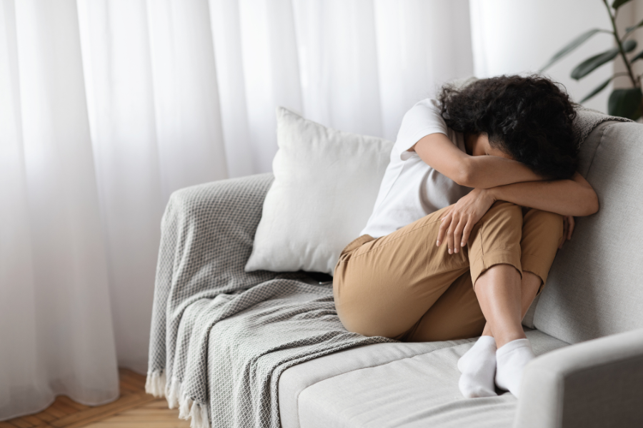 bloqueo emocional persona aislada y triste en casa