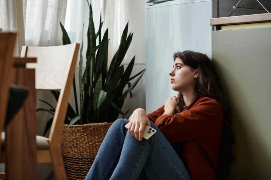 cómo expresar emociones sin sentir culpa de forma saludable mujer reflexiva