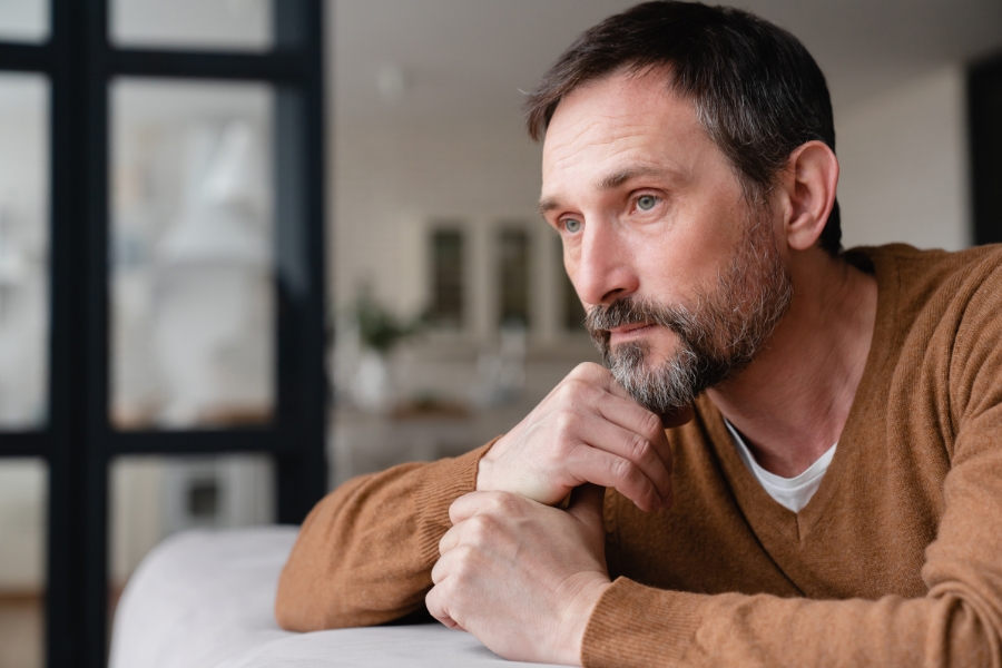 como saber si tengo bloqueo emocional hombre pensativo y distante