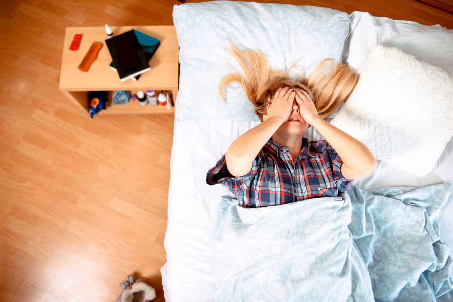 síntomas físicos del bloqueo emocional mujer con agotamiento emocional